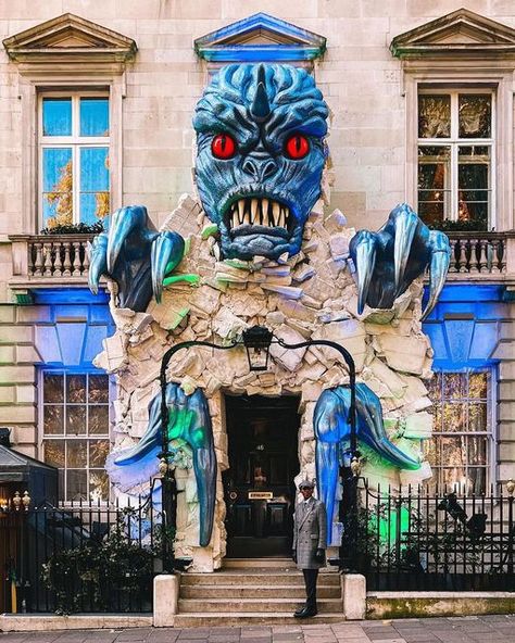 Annabels Mayfair, Halloween London, Alien Halloween, Woke Up This Morning, Halloween Displays, London Street, Samhain, Happy Saturday, Wake Me Up