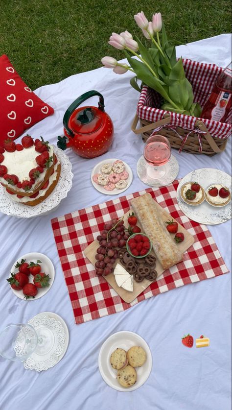 Picnic Aesthetic For Two, Picnic Ideas Valentines Day, Cute Simple Picnic Ideas, Picnic Food Simple, Strawberry Shortcake Picnic, Strawberry Picnic Aesthetic, Birthday Picnic For Boyfriend, Pick Nick Aesthetic, Picnic Aesthetic Cumpleaños