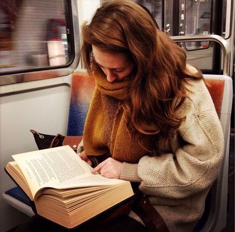 Women Reading, Parisian Women, U Bahn, Woman Reading, Reading A Book, Hair Images, Girl Reading, Cute Poses, Book Photography