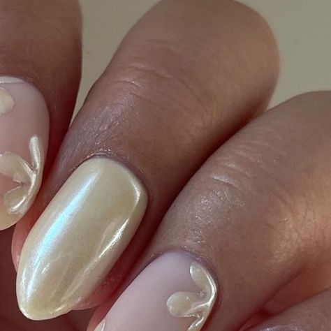 emily zheng • chez nails on Instagram: "Vanilla chrome flowers 🌼 Gel products used • pr 🍨 @opi @opi_professionals Blinded by the Ring Light 🌸 @leminimacaron Crème Brûlée ✨ Chrome powder under “nail polish” in my sf #chromenails #chromenailart #floralnails #flowernails #elegantnails #weddingnails #bridalnails #classynails #nailinspo" White Chrome Nails With Flowers, Chrome And Flower Nails, Chrome Floral Nails, Pearl White Chrome Nails Design, Vanilla Chrome Nails, Light Yellow Nails, Hailey Bieber Pearl Chrome Glazed Donut Nails, Chrome Nail Art, Wedding Nails For Bride