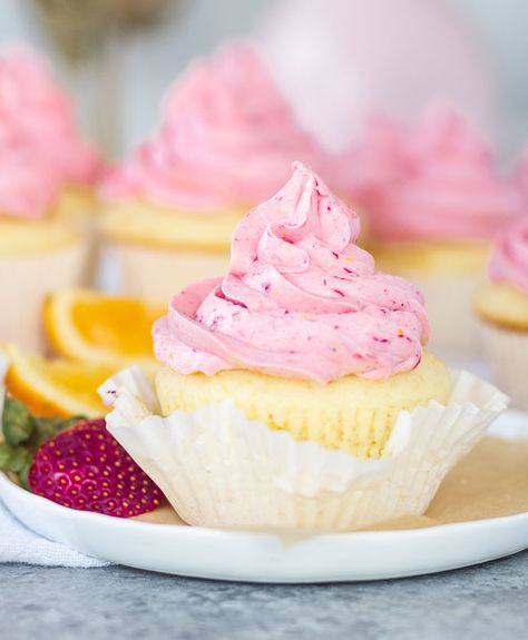 Champagne cupcakes with strawberry-orange buttercream, AKA strawberry mimosa cupcakes, are a delicious twist on your favorite brunch cocktail! Using a box cake mix for ease, these cupcakes are a cocktail lover’s dream! recipe via itsybitsykitchen.com #cupcakes #boozycupcakes #mimosas #strawberrymimosas Mimosa Cupcakes, Mother's Day Dessert, Strawberry Mimosa, Cocktail Cupcakes, Plating Food, Presentation Food, Boozy Cupcakes, Brazilian Recipes, Chocolate Peanut Butter Desserts