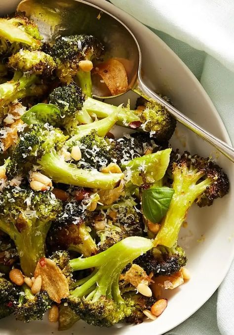 Parmesan Broccoli Recipes, Parmesan Roasted Broccoli, Roasted Broccoli Recipe, Delicious Broccoli, Parmesan Broccoli, Best Thanksgiving Side Dishes, Ina Garten Recipes, Broccoli Recipe, Roasted Broccoli