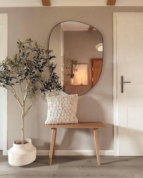 Mirrored Furniture Decor, Interior Design Per La Casa, Small Hallways, Design Del Prodotto, House Decoration, Minimalist Living, Best Interior Design, Hallway Decorating, Small Living Room