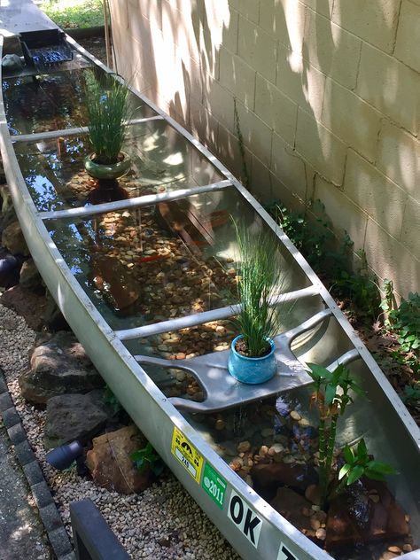 Canoe Pond Diy, Boat Pond Ideas, Canoe Pond, Boat Pond Fountain, Canoe Fish Pond, Diy Canoe, Boat Garden, Boat Pond, Vintage Canoe