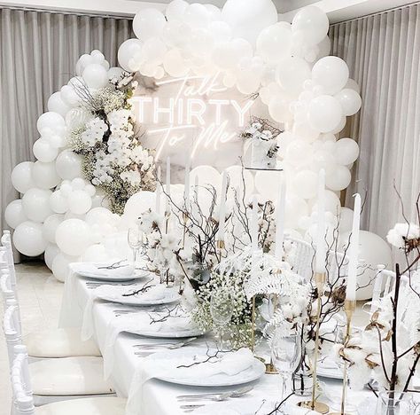 Party Decorations 30th Birthday, Tropical Wedding Centerpieces, White Party Theme, 30th Birthday Party Decorations, White Party Decorations, Theme White, Deco Ballon, 21st Bday Ideas, Elegant Birthday Party