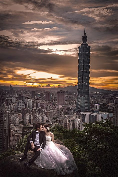 28 Epic Engagement and Pre-Wedding Photos Featuring Breathtaking Cityscape! Taiwan Pre Wedding Photoshoot, Taiwanese Wedding, Formal Couple, Taiwan Photography, Wedding Planning Organization, Asia Wedding, Wedding Planning Organizer, Wedding Reception Hall, Taipei 101