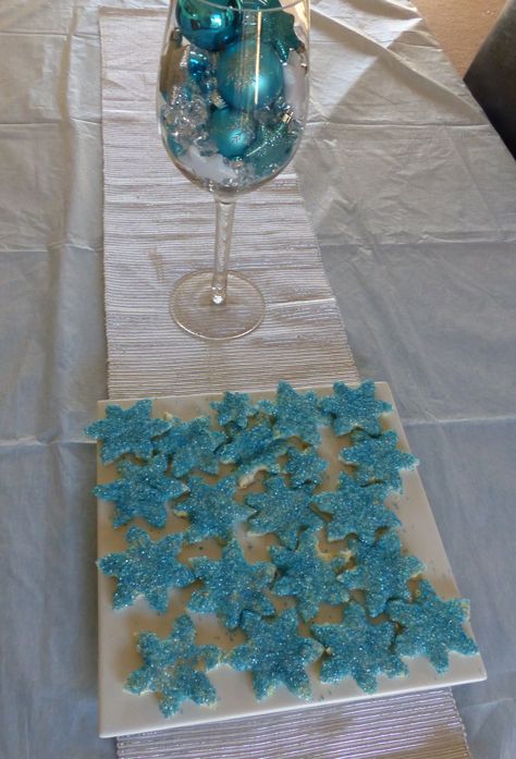 Disney Frozen Party blue snowflake fairy bread. Made using a cookie cutter. The kids LOVED it. Fairy Bread, Disney Frozen Party, Blue Fairy, Blue Snowflakes, Frozen Party, Disney Frozen, 4th Birthday, Cookies Et Biscuits, Frozen