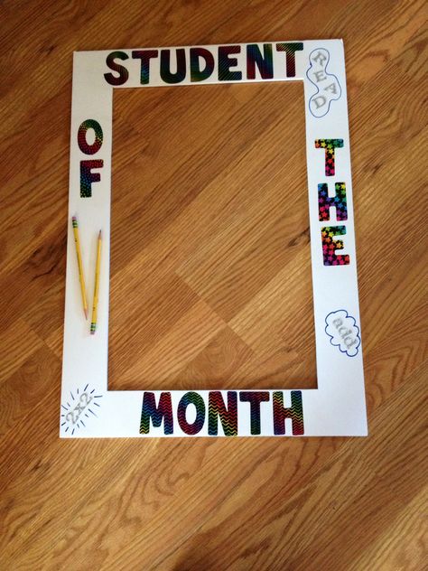 Cute photo frame for Student of the Month! Student Of The Month Display, Student Of The Month Poster, Star Of The Month Board Ideas, Student Of The Month Ideas, Star Student Poster Ideas, Student Of The Month Bulletin Board, International Students Day, Star Student, Student Of The Week