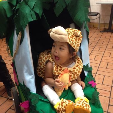 This Safari Stroller costume isn't too tall an order. Your little giraffe can ride in style and we are loving the whole look! Giraffe onesie? Check. Giraffe shoes? Check. Jungle-like leaves above and below? Check! Have fun, little wild thing! Stroller Costume Ideas, Baby Stroller Costume, Batman Family Costumes, Stroller Halloween Costumes, Stroller Costume, Batman And Robin Costumes, Giraffe Onesie, Squirrel Costume, Wheelchair Costumes