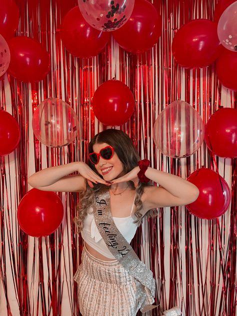 Im Feeling 22 Birthday, 22 Birthday Card, Feeling 22 Birthday, 22 Birthday Decorations, Red Party Ideas, Red Party Themes, Taylor Swift Quiz, Theme Bachelorette Party, Red Party Decorations