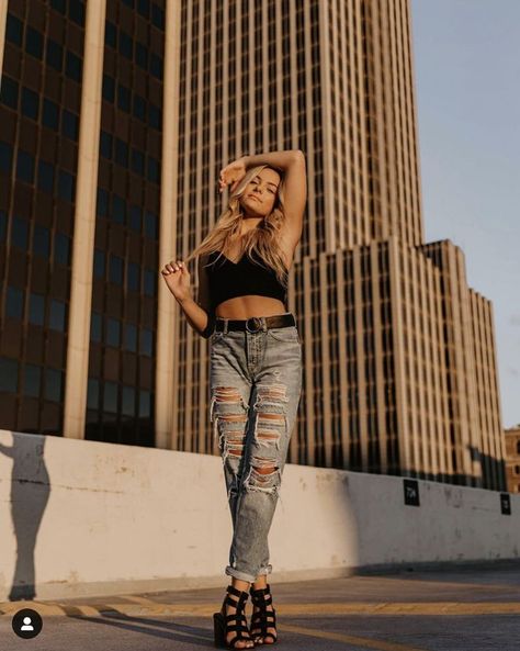 Urban Women Photoshoot, Women’s Photoshoot Poses, Around Town Photoshoot, Rooftop Model Poses, Rooftop Photography Ideas, Downtown Poses Picture Ideas, Edgy Downtown Photoshoot, Photoshoot Ideas Buildings, Garage Top Photoshoot