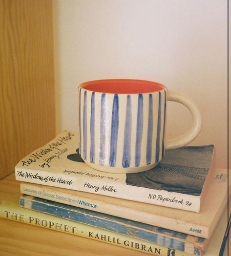 Ceramic Mug Stripes, Striped Mug, Pottery Painting Mug Ideas, Pottery Painting Vase, Ceramic Cafe, Handmade Cups, Handmade Paint, Clay Paint, Diy Ceramic