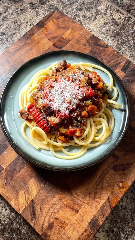 Though this dish is called Vietnamese spaghetti, you can’t really find it anywhere in Vietnam. Rather, this dish is often made by the 2.3 million Vietnamese Americans living in the USA (plus many more abroad). There are three predominant cultures swimming in this pot–Vietnamese, American, and Italian–all with the same underlying goal of spreading love in each bite. Bolognese Pasta, Paella Recipe, Spaghetti Noodles, Spaghetti Bolognese, Shrimp Pasta Recipes, Diced Chicken, Shrimp Pasta, Spaghetti Recipes, Hello Fresh