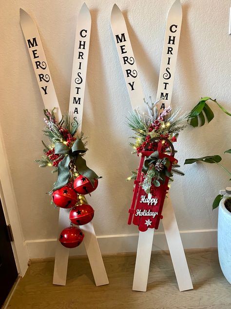 Wood Skis Christmas Decor, Diy Skis Decor, Skis Christmas Decor, Old Skis Decor Christmas, Christmas Skis Decoration, Christmas Fence Ideas, Diy Ski Decor, Front Porch Christmas Decor Ideas Diy, Wooden Skis Decor