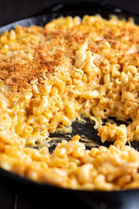 Creamy, cheesy buffalo chicken mac and cheese made with sharp cheddar cheeses, crushed Texas toast croutons, shredded rotisserie chicken, and buffalo sauce. Baked in a cast iron skillet for a crunchy finish. #buffalomacandcheese #macandcheese #skilletmacandcheese Chicken Mac And Cheese Recipe, Dairy Free Mac And Cheese, Buffalo Chicken Mac And Cheese, Cheesy Buffalo Chicken, Skillet Mac And Cheese, Buffalo Mac And Cheese, Chicken Mac And Cheese, Lazy Dinners, Texas Toast