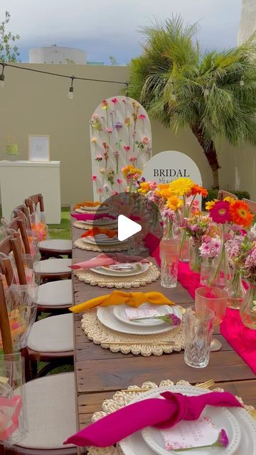 259K views · 36K likes | Globos 🎈l Picnics🧺 l Party items🎉 on Instagram: "Es tu momento para organizar tu bridal shower 🌼🔝

#bridalshower #ideasbridal #ideasbridalshower #bridetobe" April Shower Bridal Shower Theme, Picnic Bridal Shower Ideas Decor, Bridal Shower Orange And Pink, April Bridal Shower Ideas, Bridal Shower Table Set Up, Wildflower Bridal Shower Ideas, Picnic Bridal Shower Ideas, Bridal Shower Themes 2024, Fiesta Bridal Shower Ideas