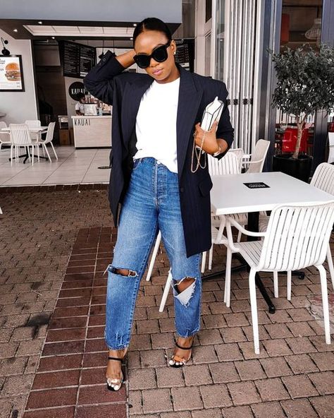 Phindile Gwala on Instagram: "Quick snap before food arrives😋 Side note: I really should stop doing this to my jeans🙄" Minimalist Fashion Black Women, Casual Work Outfits, Looks Style, Mode Inspiration, Denim Outfit, Modest Outfits, Classy Outfits, Minimalist Fashion, Spring Summer Fashion