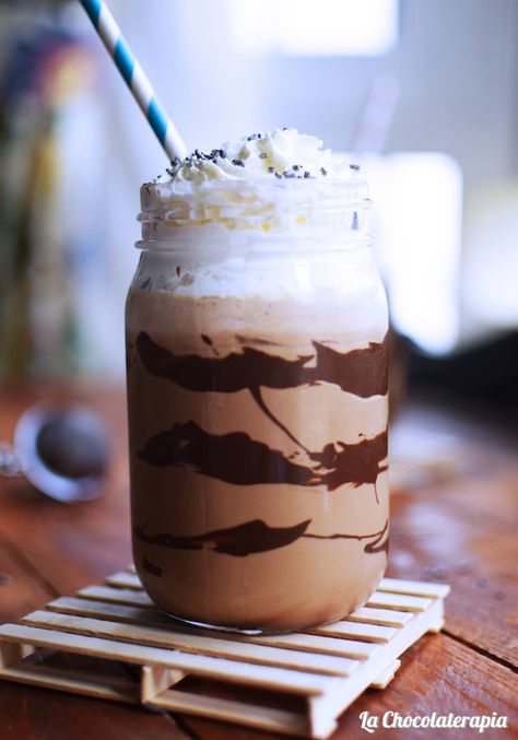 Mocha Frapuccino - La chocolaterapia Bakery Decor, Coffee Menu, Cooking Recipes Desserts, Coffee Cafe, Sweet Snacks, Yummy Drinks, Mocha, Coffee Shop, Dessert Recipes