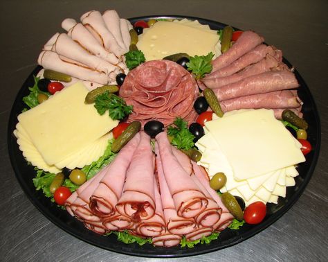 Cheese Platter Wedding, Meat Cheese Platters, Deli Platters, Deli Tray, Meat And Cheese Tray, Meat Trays, Cheese Trays, Decorações Com Comidas, Food Meat