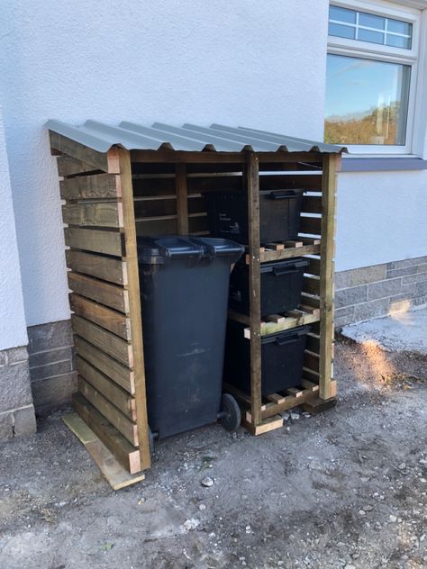 Garbage Bin Shed, Outside Recycling Storage Ideas, Outdoor Recycling Storage, Pallet Recycling Storage, Diy Bin Store, Trash Can Cover, Dustbin Storage Ideas Outdoor, Trash Can Storage Outdoor Diy, Bin Storage