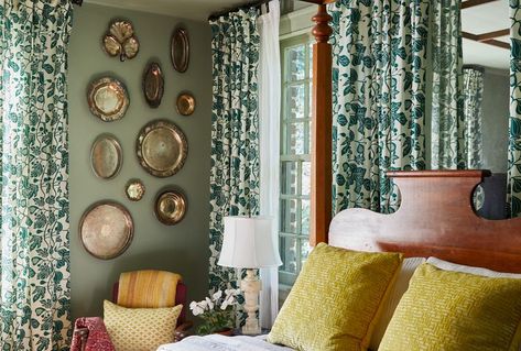 Plate Walls Are a Timeless Interior Accent: How to Get the Look Plate Walls, Nyc Bedroom, Wall Arrangements, Framed Items, Timeless Interior, Decorating Advice, Vintage Curtains, Custom Plates, Interior Accents