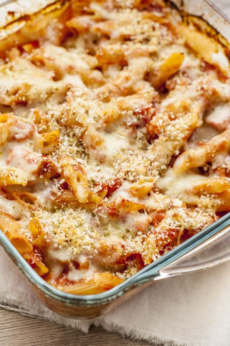 Skinny Chicken Parmesan Casserole Casserole Healthy, Parmesan Casserole, Plats Weight Watchers, Weight Watchers Meal Plans, Chicken Parmesan Casserole, Weight Watchers Chicken, Weight Watchers Recipes Desserts, Weight Watcher Dinners, Healthy Casseroles