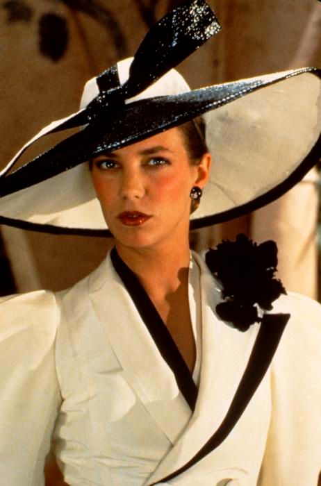 Jane Birkin from "Evil Under The Sun" wearing one of my favorite costumes of all time! Style Jane Birkin, Evil Under The Sun, 3 People Costumes, Jane Birkin Style, Agatha Christie's Poirot, Serge Gainsbourg, Lou Doillon, Hercule Poirot, Retro Mode