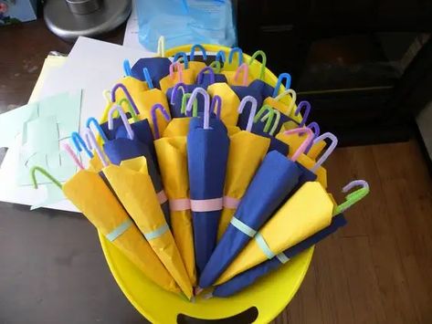 65+ Amazing DIY Spring Baby Shower Ideas For Your Little Sunshine - HubPages Spring Baby Shower Ideas, Sunshine Cupcakes, Umbrella Baby Shower, April Baby Shower, Bunco Night, Showers Of Blessing, Sprinkle Shower, Boy Baby Shower Ideas, Sunshine Baby Showers