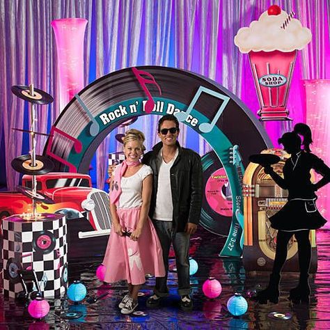 Grease Theme, Fifties Party, Grease Party, 50s Theme Parties, Look Disco, Sock Hop Party, Homecoming Floats, 50s Prom, Retro Stage