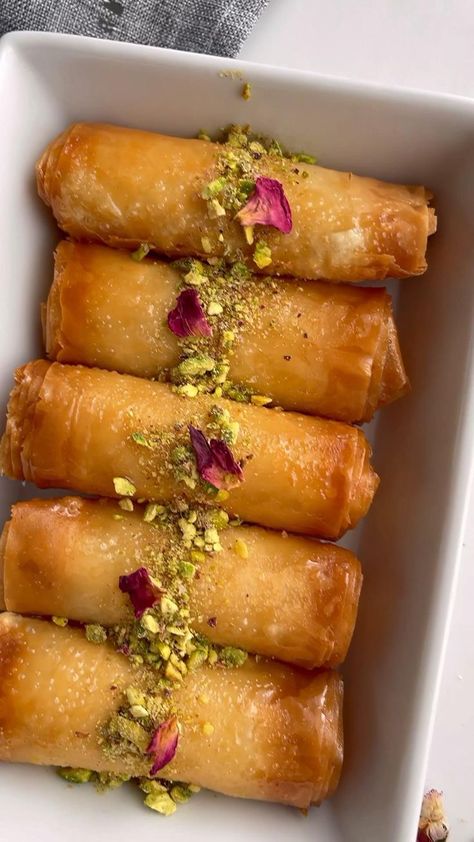 Arab Sweets Recipes, Ramadan Desert Ideas, Traditional Recipes Grandmothers, Indian Deserts Sweets, Ramadan Dessert Ideas, Znoud El Sit, Lebanese Desserts Recipes, Ramadan Sweets, Middle Eastern Sweets