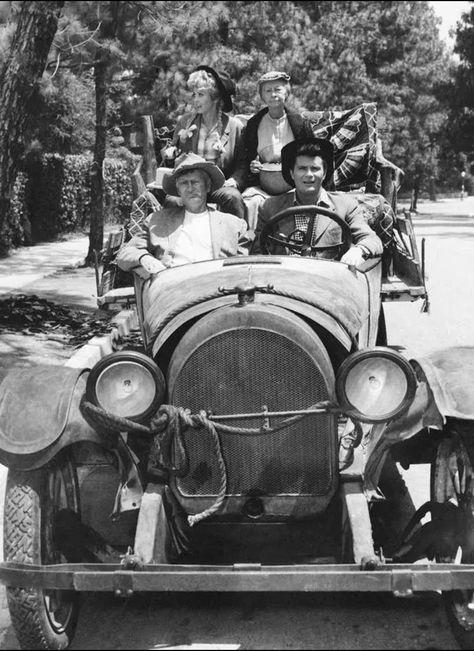 EzraEfrat 🇺🇸💬 on Twitter: "Who remembers this family?🤔👨🏻‍🌾 https://t.co/uFt4zRN4WT" / Twitter Max Baer Jr, Max Baer, Donna Douglas, Buddy Ebsen, Beverly Hillbillies, Tv Theme Songs, The Beverly Hillbillies, Beverly Hill, Framed Poster Art