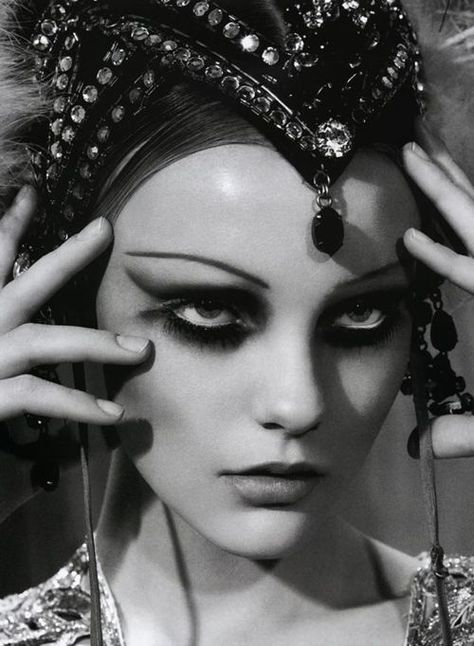 1920s headpiece | jeweled headpiece, 1920s makeup | Makeup 20s Makeup, Caroline Trentini, Vintage Makeup, Foto Art, Rio Grande Do Sul, Steam Punk, White Photo, Cabaret, Vintage Beauty