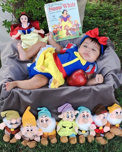 Disney inspired photoshoot, Snow White baby milestone photoshoot Photoshoot Snow, Milestone Photoshoot, Baby Snow White, 2 Month Baby, Inspired Photoshoot, Snow White Birthday, Bridal Bachelorette Party, Baby Inspiration, Baby Milestone