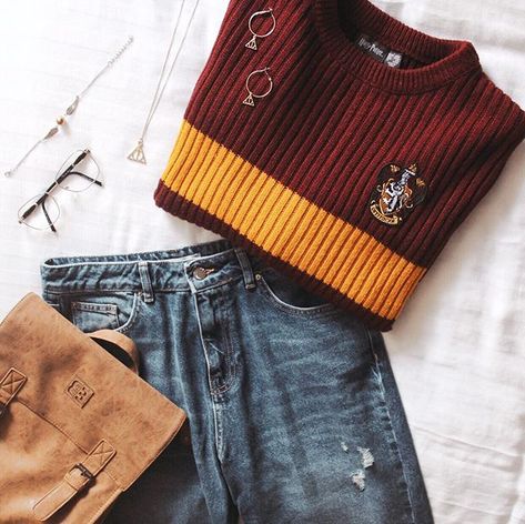 Hogwarts Outfits Gryffindor, Harry Potter Inspired Outfits, Gryffindor Outfit, Hufflepuff Slytherin, Citate Harry Potter, Stile Harry Potter, Ravenclaw Hufflepuff, Glume Harry Potter, Hogwarts Outfits