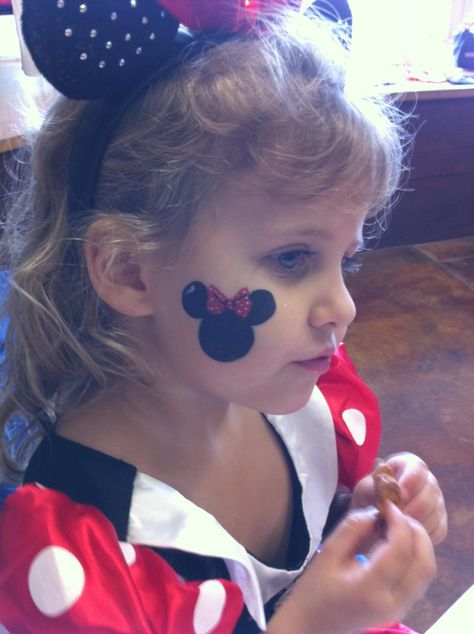 Face Painting Disney, Minnie Mouse Face Paint, Minnie Mouse Face Painting, Mouse Face Paint, Half Face Makeup, Girl Halloween Makeup, Fairy Face Paint, Miki Mouse, Christmas Face Painting