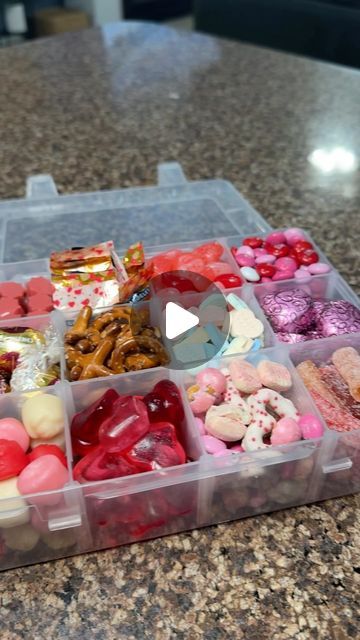 Meag✨ on Instagram: "Valentine’s Day Snacklebox! Comment snacklebox and I’ll send you a link to get the container! #valentinesday #snacklebox #snackbox #valentines #welovecandy #candyboxes #orderpacking #asmr #asmrfood #foodasmr #valentinesdaygift #vday #packwithme" Snack Bin, Target Valentines, Valentines Snacks, Easter Tumblers, Clear Box, Valentine Candy, Valentine Box, Birthday Treats, Snack Box