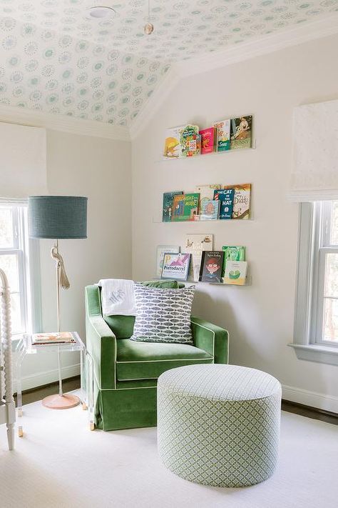 Lovely white and green nursery features a stunning emerald green velvet glider paired with a round white and green ottoman placed on a light-colored rug. Amanda Simmons, Transitional Nursery, Green Nursery Boy, Pink Nursery Walls, Kid Rooms, Green Nursery, Kids Room Inspiration, Decor Luxury, Nursery Baby Room