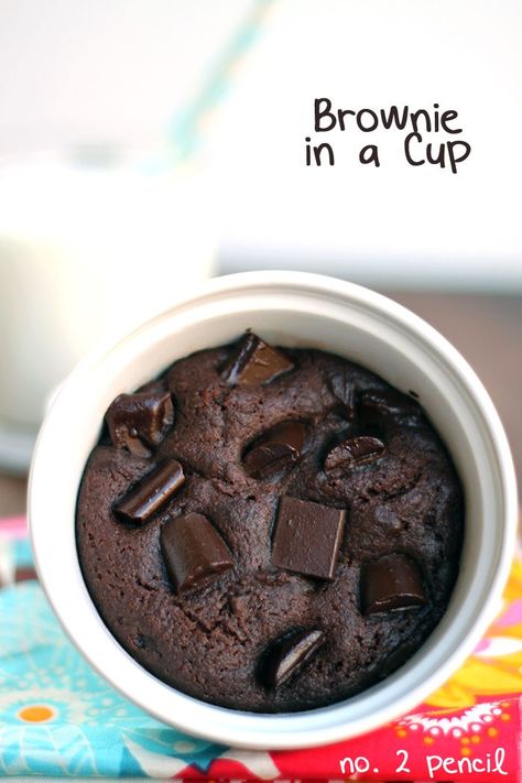 Microwave Brownie in a Cup Microwave Brownie In A Cup, Brownie In A Cup, Cookie In A Cup, Microwave Brownie, Resep Diet Sehat, Brownie In A Mug, Brownie Cups, Mug Cakes, Single Serve Desserts