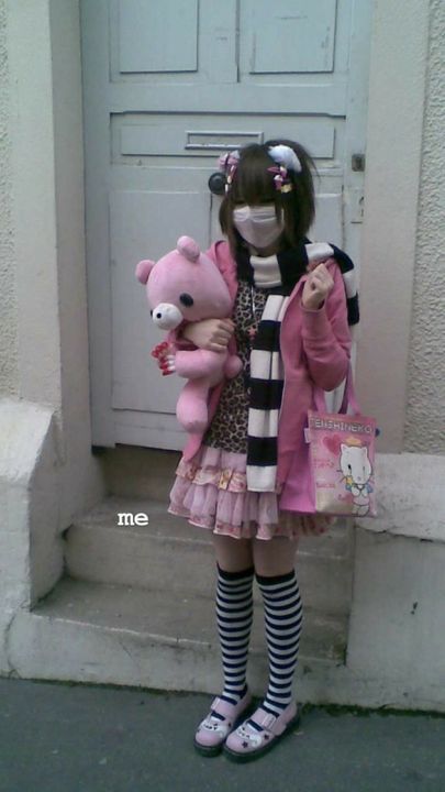 OUTFITS FOR Y/N THAT ARENT DRY - SOFT GRUNGE/ALT - Wattpad Pastel Goth Outfits, 일본 패션, Pastel Goth Fashion, Kawaii Goth, Aesthetic Grunge Outfit, A Teddy Bear, Alt Fashion, Japanese Street Fashion, J Fashion