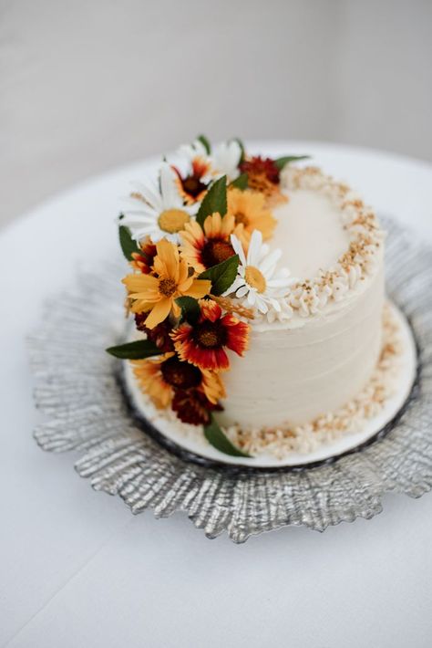 Floral Single Tier Cake, Real Flowers Cake Decorating, Cake Design With Real Flowers, Cakes With Real Flowers Birthday, Flower Cake Real Flowers, Cake Decoration With Real Flowers, Wedding Cake With Real Flowers Simple, Fresh Flowers Cake Design, Small Wedding Cake Ideas Rustic