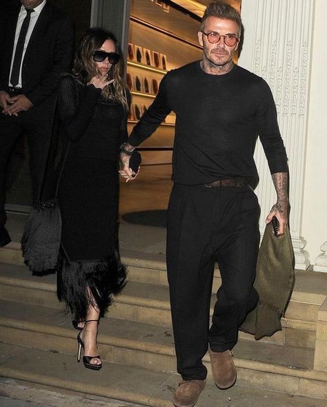 David Beckham Outfit, Black Smart Casual, David Beckham Family, David Beckham Style Outfits, David Beckham Style, Harper Beckham, Older Mens Fashion, Icon Fashion, Power Couples