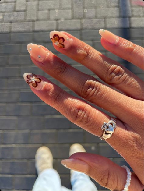 Flower With Gems Nails, Flower Nail Gems, Brown Flowers Nails, Brown Nails Flower, Brown Flower Nails, Nailart Brown, Pink Flower Gem Nails, S Nails, Brown Flower