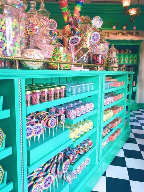 Candy Store Design, Honeydukes Candy, Cart Bar, Cookies And Cups, Store Concept, Candy Display, Festa Harry Potter, Hello Sweetie, Universal Orlando