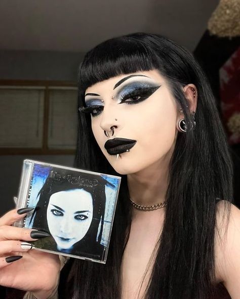 Pretty Goth Makeup, Goth Makeup Looks, Pastel Goth Makeup, Trad Goth Makeup, Goth Makeup Tutorial, Goth Eye Makeup, Bold Makeup Looks, Goth Glam, Alt Makeup