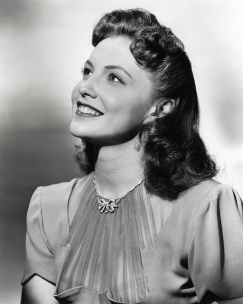 1940s Hairstyles For Long Hair, 1940s Women, Joan Leslie, Katherine Hepburn, 1940s Hairstyles, Nice Person, Actrices Hollywood, Easy Listening, Vintage Portraits