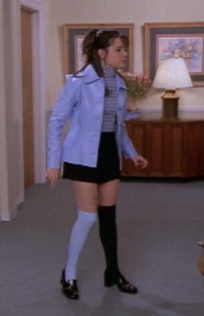 Sabrina the Teenage Witch 1996 - 90s - mismatched socks - knee socks - Libby Chessler - blue black outfit style Sabrina The Teenage Witch Halloween Costume, 80s Movie Fashion, Sabrina 90s Outfits, 90s Sabrina The Teenage Witch, Sabrina The Witch, Mismatched Socks, 90s Clothes Aesthetic, Sabrina The Teenage Witch Outfits 90s, Sabrina The Teenage Witch Fashion