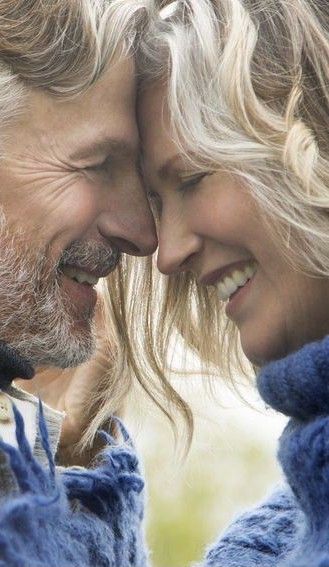 Middle Aged Wedding Photos, Old Couple Photography, Older Couple Poses, Older Couple Photography, Old Couple In Love, Illustration Mignonne, Age Gracefully, Old Couples, Richard Gere