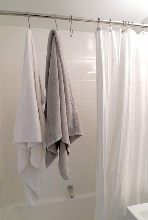 S-hooks also work as an extra towel rack when you don’t have one. | 23 Clever Things That Will Actually Organize Your Tiny Apartment Pot Hooks, Future Bathroom, Bathroom Towel Hook, Organized Bathroom, Bathroom Towel Hooks, Apartment Hacks, Tiny House Talk, Space Saving Bathroom, House Hacks