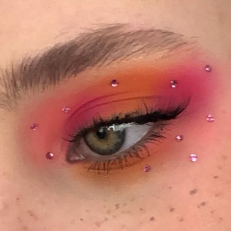 Pink And Orange Eyeshadow, Orange Eye Makeup, Applying Eyeshadow, Orange Eyeshadow, Orange Makeup, Pride Makeup, Swag Makeup, How To Do Makeup, Eye Looks