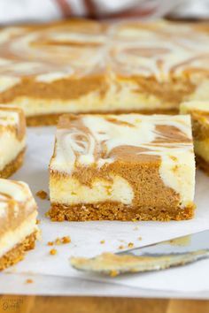 Pumpkin Swirl Cheesecake, Pumpkin Cheesecake Bars, Pumpkin Cheesecake Recipes, Pumpkin Pudding, Pumpkin Pie Bars, Cheesecake Bar Recipes, Fall Desserts Easy, Thanksgiving Cooking, Pumpkin Recipes Dessert